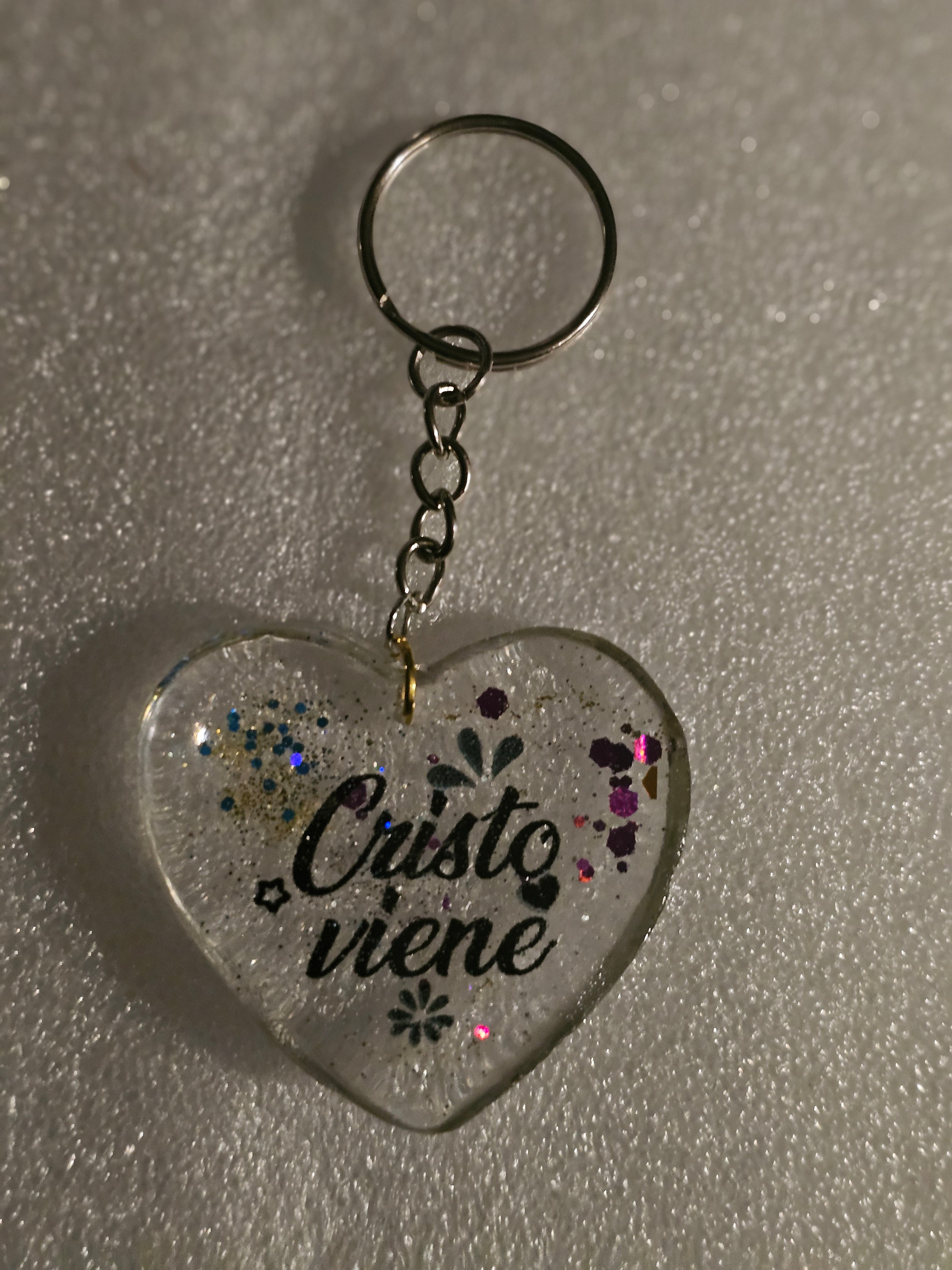 Floral Damask Resin Keychain – White & Gold Glitter